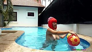 Jolie Thaïlandaise joueuse aux gros seins naturels dans la rue