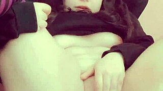 可爱娇小哈娜·莉莉用力手指紧致小穴