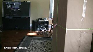 Пара погружается в дикую фантазию с дыркой в стене дома 😍