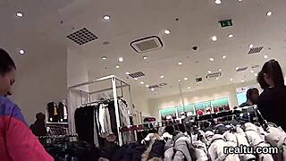 Nymphette tchèque se déshabille en strip-tease dans le magasin avant sodomie POV