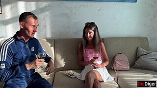 בחור מהרחוב מפתה בחורה צנועה עם משקאות וכיף