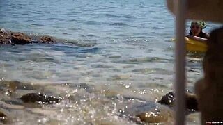 سيرينا الساحرة تمس كسها الضيق على الشاطئ! واوه, ما هذا الذروة!