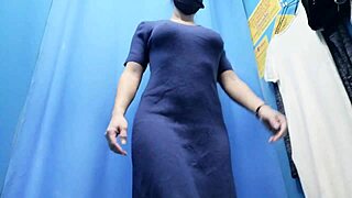 Russische MILF kleedt zich om in echte kleedkamer