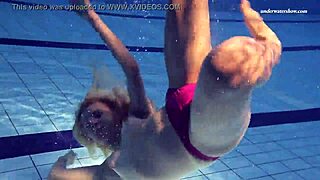 Elena Proklova, blond skjønnhet under vann med brunett tatovering i basseng, naturlige pupper