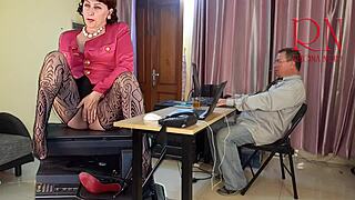 pute secrétaire bien roulée séduit son patron au dortoir. elle montre sa grosse chatte et ses seins en lingerie nylon.