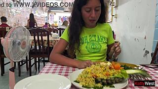 كاتي ويست تظهر كسها في مقهى آسيوي عام! بدون بناطيل تحت التنانير أثناء الغداء الصادم!