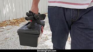 خلف عداد المطبخ، أخت زوجة طبيعية بيس تُحفر صدرها بقوة