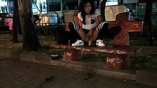 公園でオナニーしてる18歳の少年に近づいて、手コキでイカせる