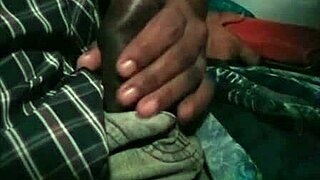 मूविंग बस पर इंडियन मिल्फ लंड चूसती है वाइल्ड आउटडोर एमेच्योर सीन में। नीचे पूरा हंगामा है!