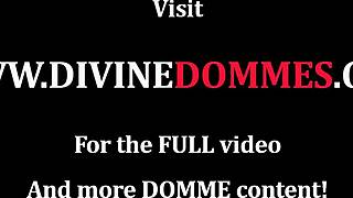 Hej, hočeš videti to bujno domino v mrežastih nogavicah, ki prsti in drka svojega suba do podreditve?