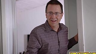 嘿继子，继续那样钻入Vanessa Cage的光滑小穴！