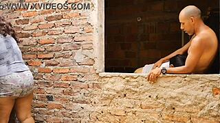 Padrastro va duro con culo latino de hijastra mientras esposa lava ropa