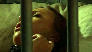 ओएमजी लेस्बियन स्लेव प्रिजन में मैडम की पैंटी सूंघती है! 😱