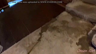 Beleza asiática curte banho quente nos degraus de pedra de Mie