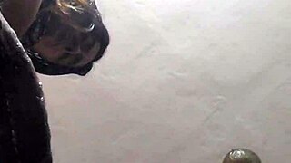 ブロンド痴女がバックでラフなディープスロートとビッグアスパウンディング！