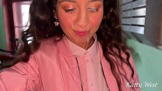 Eu fodi meu meio-irmão fofinho e levei gozada no rosto