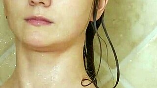 매력적인 갈색 머리 모델, 이 촬영 위해 막 샤워했어?