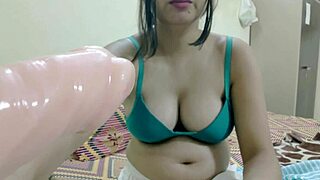 जीजू, इंडियन डॉगीस्टाइल में चूत फाड़ने का प्लान है क्या?