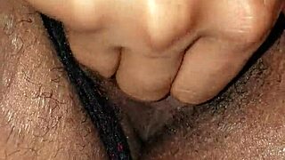 Мокрые трусики раскрывают пуэрториканскую киску в карибском зное