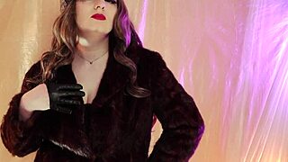 Arya Grander dominerer i pelsjakke og lærhansker ASMR-scene