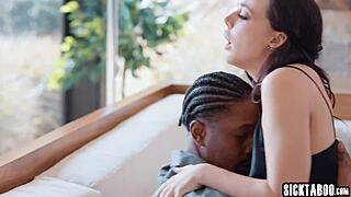 Stor rumpe MILF trio tar på seg en svart kuk