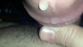 Primer plano de masturbación con polla grande y chorro explosivo.