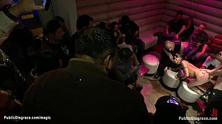 Рабыня получает жесткий анал в публичном баре