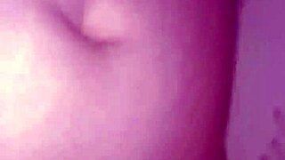 Kåt dame med ett bein opp, fitta vidåpen