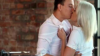 アナル好きが青い目のモデルと深い欲望を探る、グラマラスな騎乗位シーン