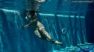 postanem tako mokra ob gledanju sheril blossom ob bazenu