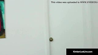 Kimber Lee, 21-ročná prirodzená baba, cucá voyeurovmu tvrdý vták! 😍