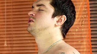 Brunette MILF forfører ung mand til vild action!