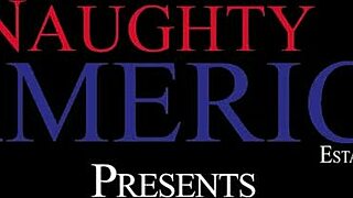 블론드 베이비가 거대한 자지 뒤에서 도기스타일로 받아