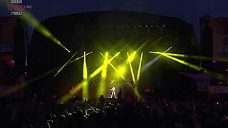 Katy Perry beijando uma garota com roupa sexy ao vivo na performance