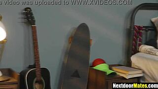 Горещо! Студентски гей момчета в тройка чукане в общежитие!