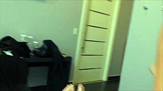 Žena kurba dokazuje cuckoldu, da obvlada sesanje kurca. Njen rit vzame kot profesionalka v rdečem!