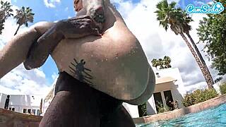 Heiße Teen-Amateurin von massivem schwarzen Schwanz unter Wasser durchgefickt