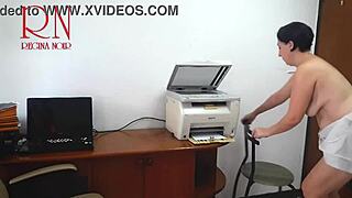 Putain, cette secrétaire stupide se fait choper en train de scanner des seins sur la cam du bureau !