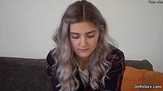 Senzualna tinejdžerka širi pičku široko za intenzivan klimaks!