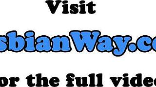 Madrasta com peitos grandes seduz gatinha para tesoura e tribbing por prazer intenso