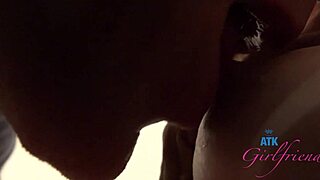 Daj mi ta footjob, Renee Rose, jej dlakavo pičko dokler ne prideš