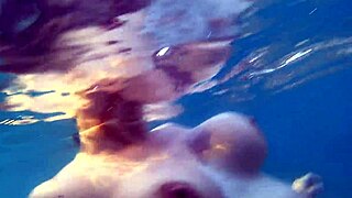 Oszalamiające publiczne ruchanie na plaży z głębokim gardłem pod wodą