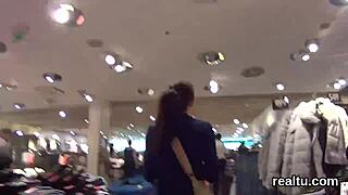 Süpermarkette kandırılan Çek genç kadın, POV'da sertçe sikiliyor