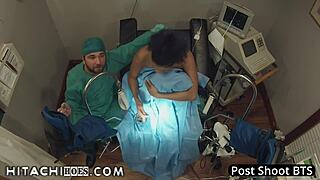 Pelajar baru Phoenix Rose dapat orgasme HITACHI oleh Doktor Tampa dalam pemeriksaan kolej!