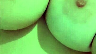 Har du nogensinde leget med store patte om morgenen? Jeg filmer mine for luksus orgasme!