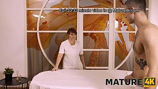 Olgun kadın ve müşteri masaj salonunda