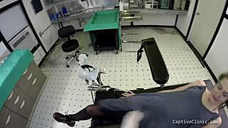 Gadis 18+ Tahan Pencarian Strip yang Memalukan di BondageClinic.com dengan Lainey di Adegan Fetish Rumah Sakit Florida