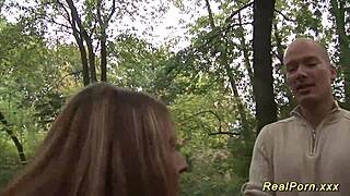 Nemecká nevlastná mama vyzdvihnutá na divokú outdoor sex dobrodružstvo