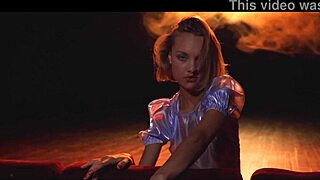 Krásná Jolie Webb uvolňuje svou sexuální energii před kamerou pro Superbe fanoušky.