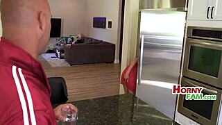 Заварената дъщеря ми показва голия си задник